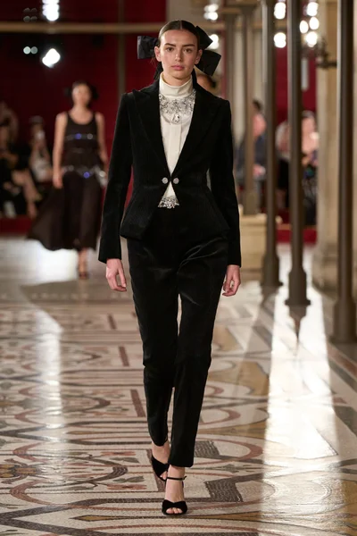 Look 25